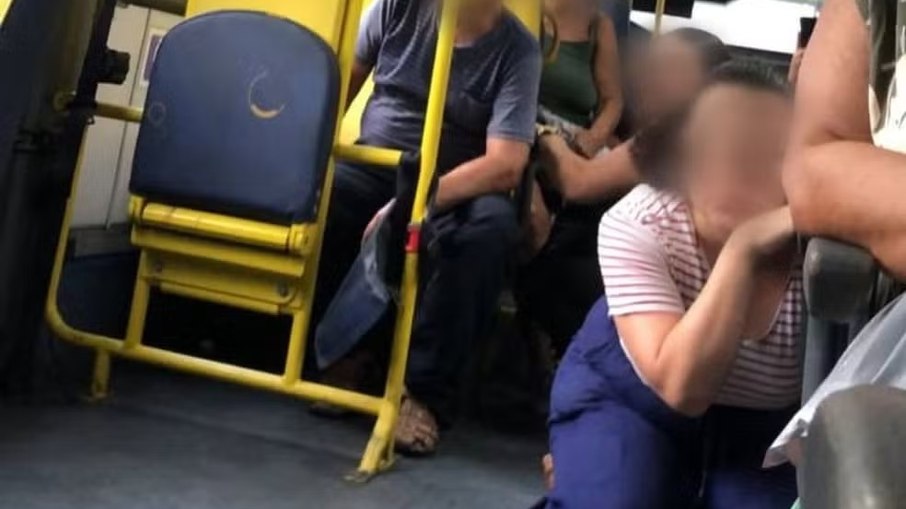 Passageiros de ônibus tentam se proteger dos tiros Passageiros de ônibus tentam se proteger dos tiros