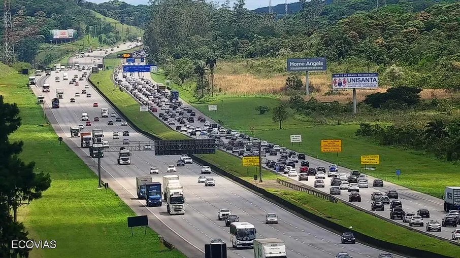 Movimento intenso de veículos provoca congestionamento na Rodovia Imigrantes, no Km 28, na tarde desta quarta-feira (28) 