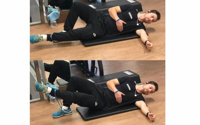 Treino funcional: outro exercício que dá para fazer com o elástico é a adução de quadril Treino funcional: outro exercício que dá para fazer com o elástico é a adução de quadril
