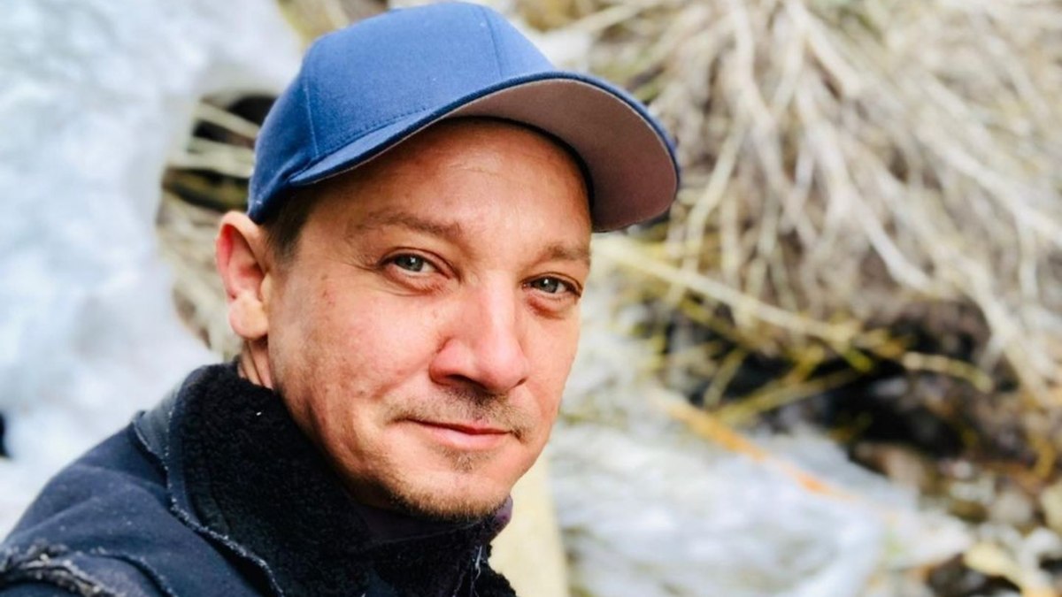 Jeremy Renner mostra veículo que o atropelou