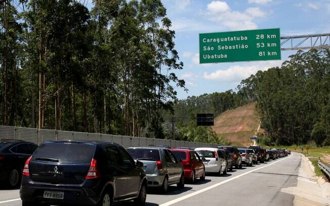  rodovia Tamoios é a única via de acesso ao litoral norte de São Paulo e sempre está congestionada no fim do ano