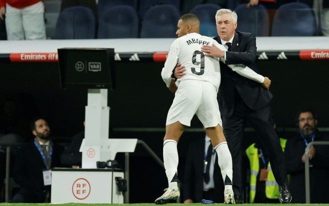 O atacante do Real Madrid, Kylian Mbappé, e seu treinador, Carlo Ancelotti, comemoram o gol do francês contra o Sevilla, no dia 22 de dezembro de 2024