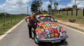 Artesã reveste Fusca com crochê e viraliza nas redes sociais