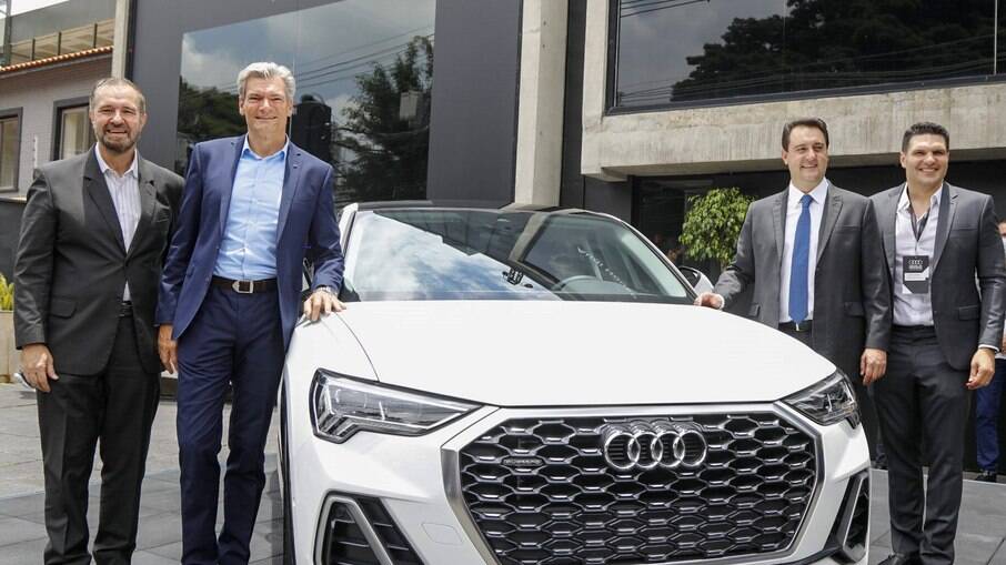 O CEO e presidente da Audi do Brasil, Johannes Roscheck (à esquerda, de paletó azul)  ao lado do novo Audi Q3 