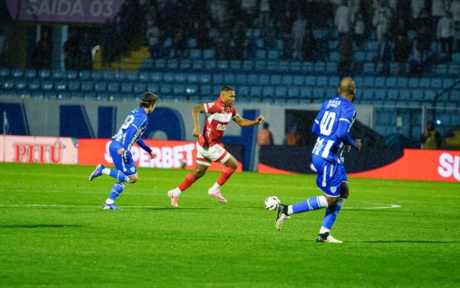 Jogadores do CRB festejam gol da vitória sobre o Avaí, em Florianópolis