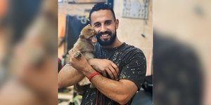 Macaquinho viraliza ao dançar com tutor em vídeo fofo