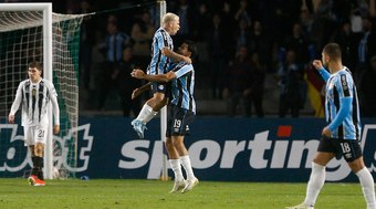 Grêmio goleia The Strongest na volta aos gramados após tragédia