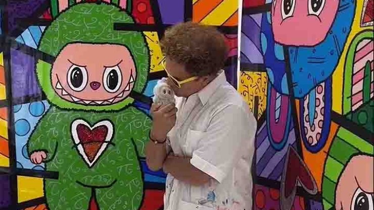 Artista Romero Britto gera polêmica e memes ao retratar Labubu