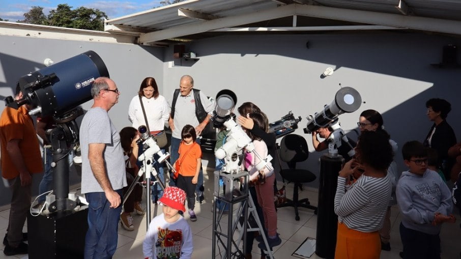 Visitantes observam o Sol no Polo Astronômico de Amparo