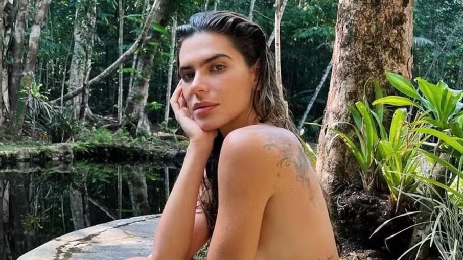 Mariana Goldfarb Celebra Autenticidade com Pose Livre em Cachoeira