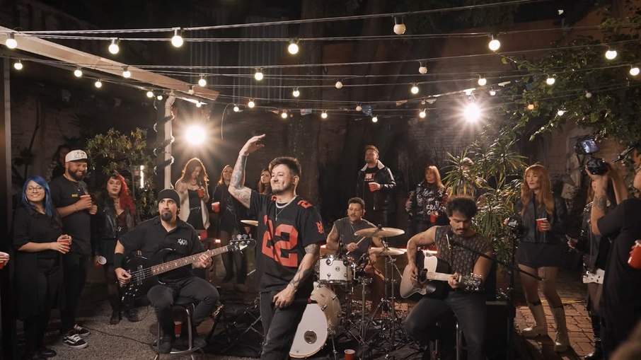 Após hiato de oito anos, HEVO84 celebra retomada em session com convidados Após hiato de oito anos, HEVO84 celebra retomada em session com convidados