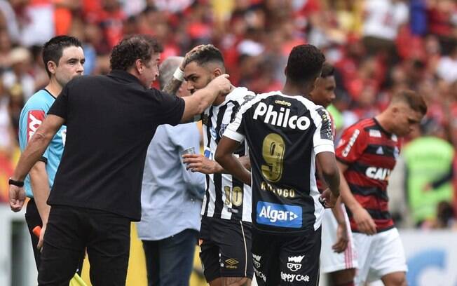 Cuca. Gabigol e outro jogadores não sabem se permanecem na Vila Belmiro em 2019. Cuca. Gabigol e outro jogadores não sabem se permanecem na Vila Belmiro em 2019.