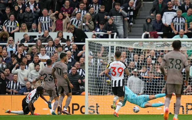  Alexander Isak (à esquerda, caído) finaliza para fazer o primeiro gol do Newcastle sobre o Tottenham 