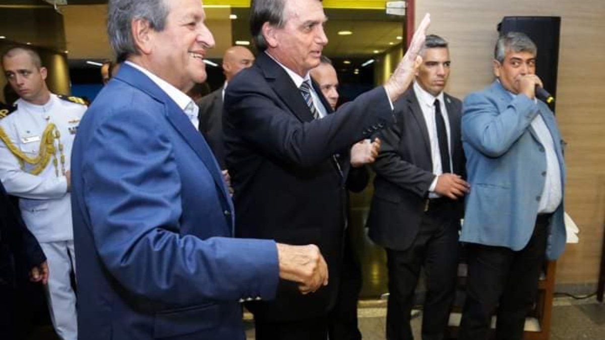 Bolsonaro participa em silêncio de segunda cerimônia militar