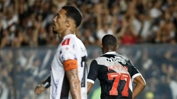 Copa%20do%20Brasil%3A%20L%C3%A9o%20Jardim%20pega%203%20p%C3%AAnaltis%20e%20Vasco%20vai%20%C3%A0s%20oitavas