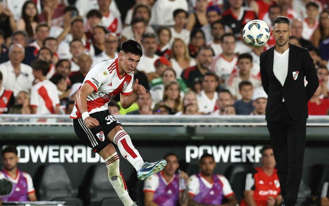 Franco Mastantuono em ação pelo River Plate contra o Banfield