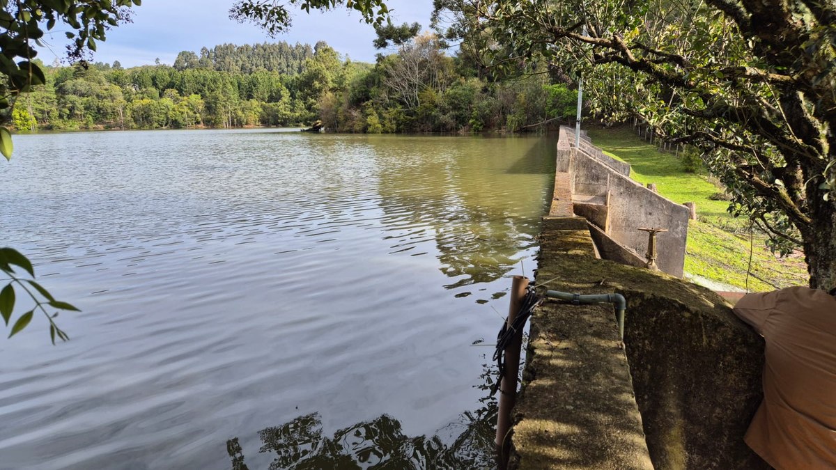 Barragem acumulou volume excessivo de água após 174mm de chuva e apresenta trincamentos na estrutura Barragem acumulou volume excessivo de água após 174mm de chuva e apresenta trincamentos na estrutura