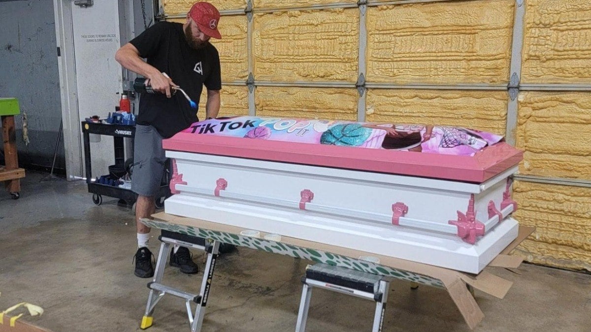 Um dos caixões personalizados que Trey fez para as vítimas do massacre no Texas