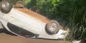 Pai sequestra filha, joga combustível nela e capota carro em fuga