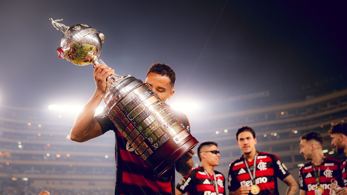Danilo beija a taça da Libertadores Danilo beija a taça da Libertadores