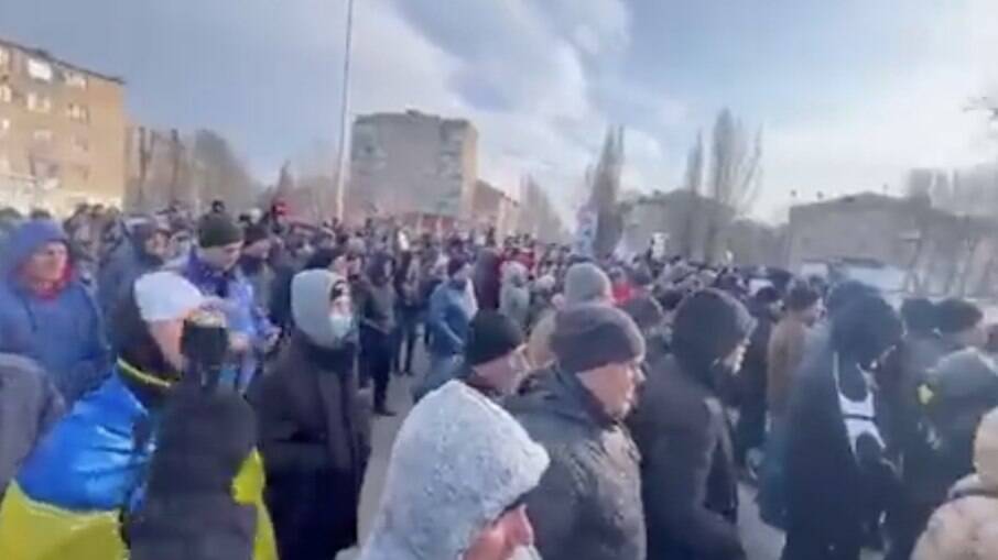 Manifestantes em Melitopol, na Ucrânia, pediam libertação de prefeito
