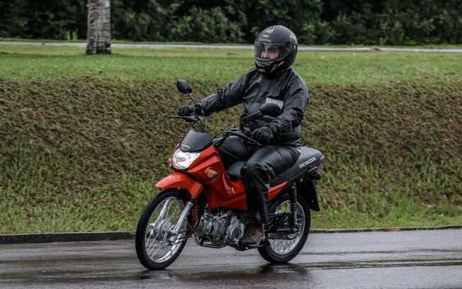 Na pista de testes, a Honda Pop 110i também mostrou a vantagem dos freios CBS no uso cotodiano