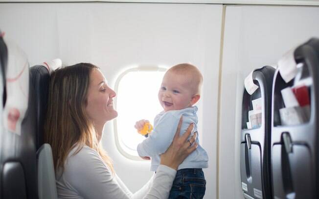 Em voos longos, pais aproveitam para trocar a fralda do bebê no próprio assento na viagem de avião. Tome cuidado Em voos longos, pais aproveitam para trocar a fralda do bebê no próprio assento na viagem de avião. Tome cuidado