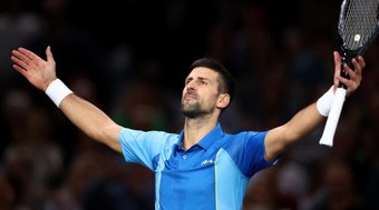 Novak Djokovic surge de capacete após levar garrafada na cabeça