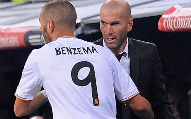 Zidane e Benzema em jogo do Real Madrid