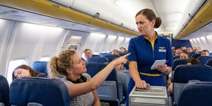 Comissários de bordo relatam manias insuportáveis de passageiros