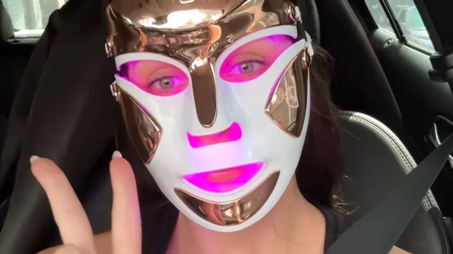 Flavia Pavanelli surge usando máscara de LED para tratamento da pele