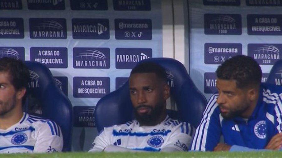 Gerson visivelmente abalado após ser substituído em Flamengo x Cruzeiro