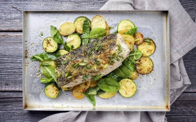 A receita do peixe assado com legumes e molho de ervas promete ser mais leve, porém sem deixar a desejar no sabor.