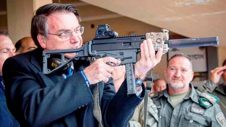 Bolsonaro publica foto com fuzil em sua visita a Israel e defendo o uso de armas
