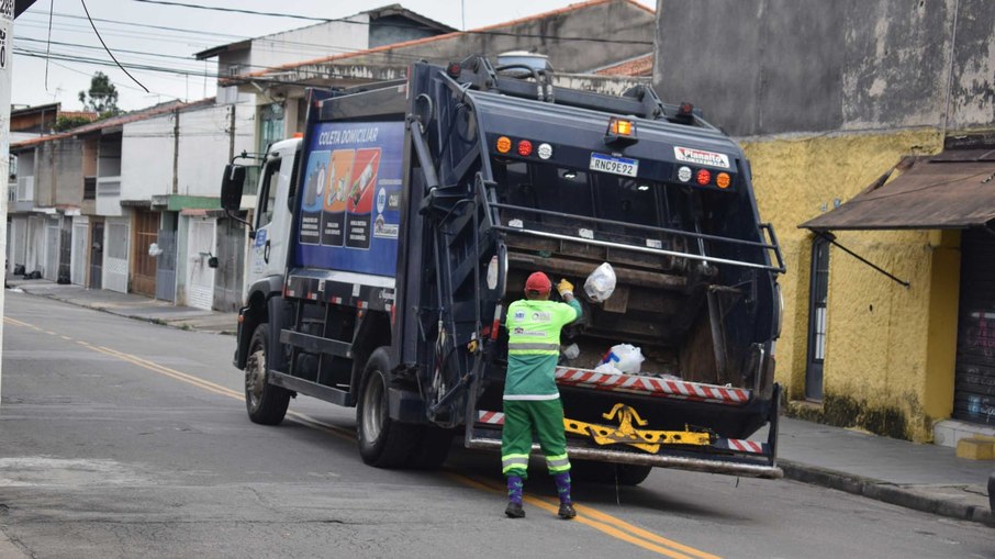 Aos domingos o serviço não é prestado. Aos domingos o serviço não é prestado.