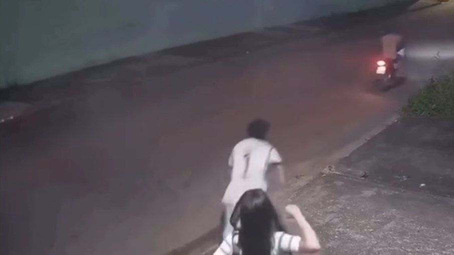 Mulher se defende de assalto com Bíblia na mão Mulher se defende de assalto com Bíblia na mão