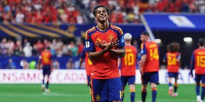 Espanha domina Arábia com gol de Yamal e encaminha classificação