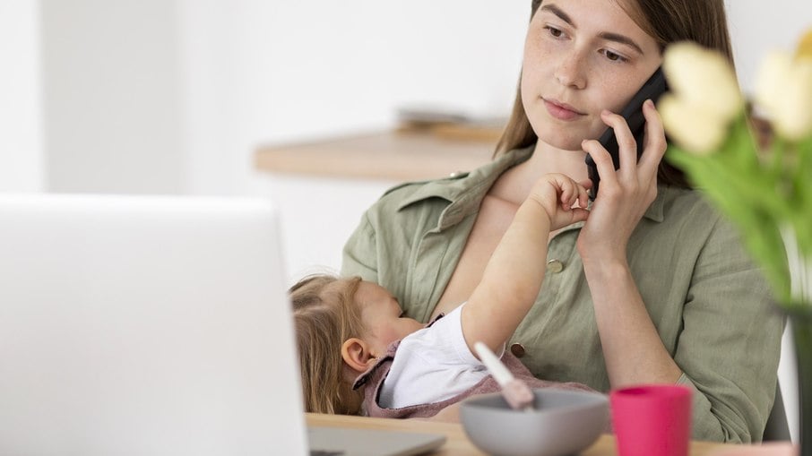 Mulheres dedicam o dobro do tempo para tarefas relacionadas ao cuidado, em comparação com os homens