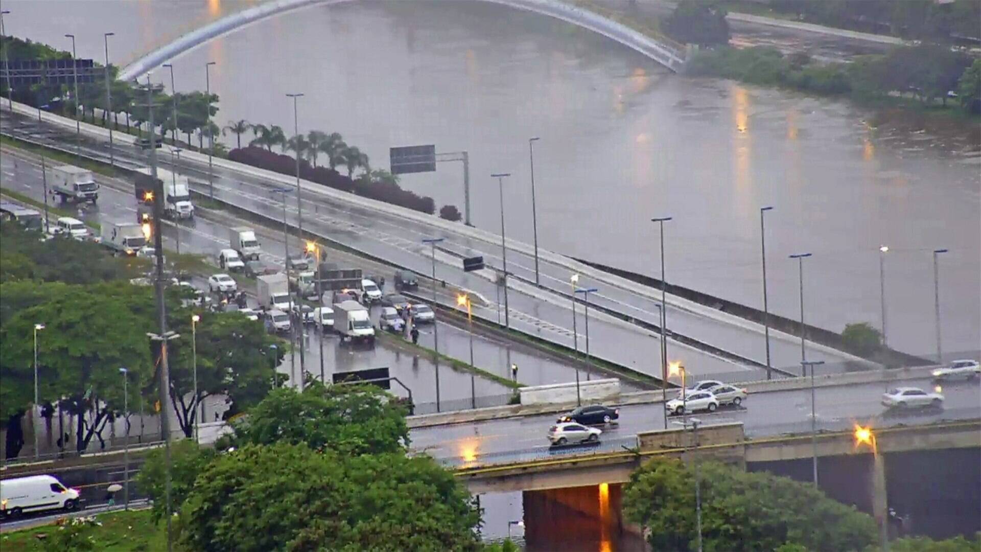 Chuvas provocam caos em São Paulo e afeta mobilidade na capital ...