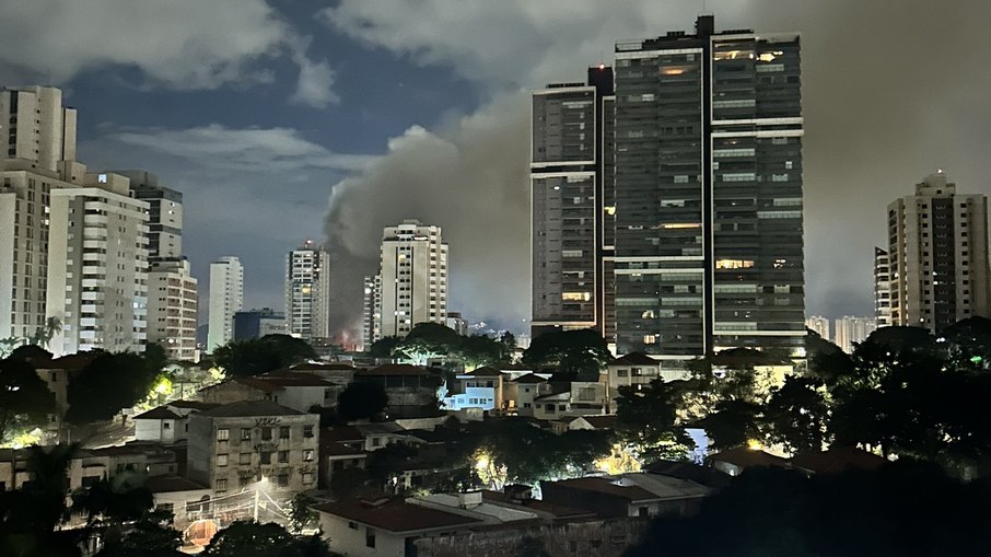 Incêndio atinge galpão de fábrica na Lapa e espalha fumaça por SP Incêndio atinge galpão de fábrica na Lapa e espalha fumaça por SP