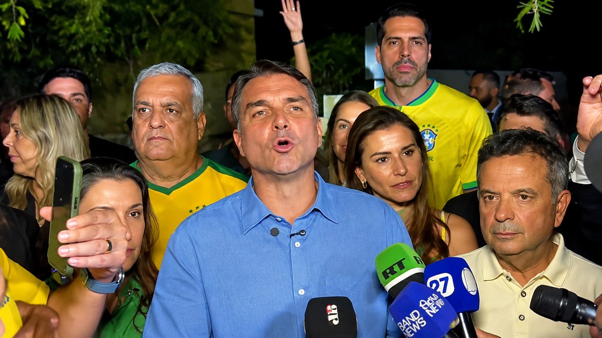 Flávio Bolsonaro (PL) fala à imprensa após a apuração Flávio Bolsonaro (PL) fala à imprensa após a apuração