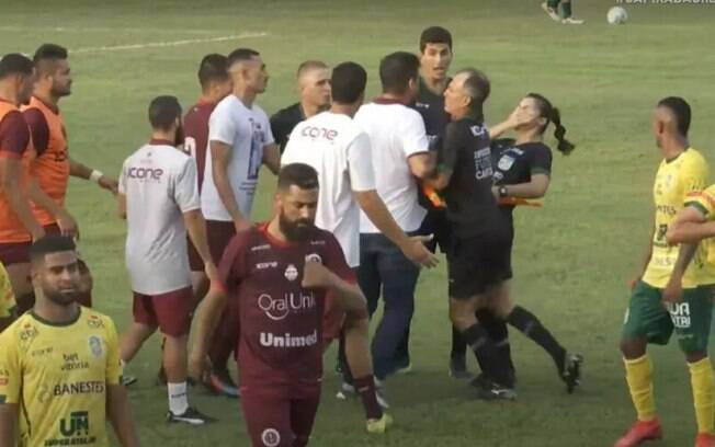 Vídeo: Técnico de clube brasileiro dá cabeçada em auxiliar mulher em partida do Estadual