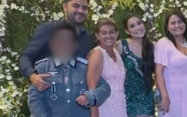 O menor de 13 anos usando vestimentas militares