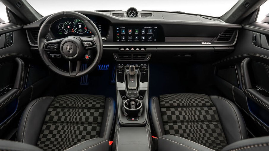 Cabine do Porsche 911 Turbo S mantém posição de dirigir baixa e foco total no motorista