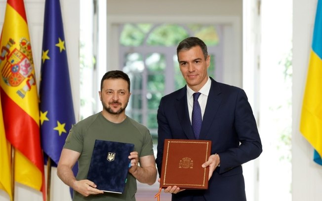 O presidente da Ucrânia, Volodimir Zelensky, e o primeiro-ministro Pedro Sanchez posam para fotos após assinarem um acordo de segurança no Palácio La Moncloa, em Madri, em 27 de maio de 2024