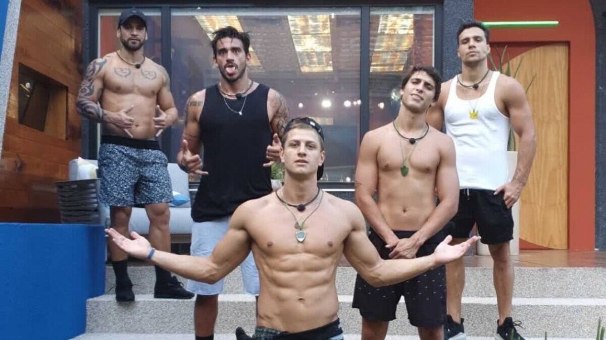 Hadson, Guilherme, Lucas, Felipe Prior e Petrix em foto tirada enquanto estavam confinados na casa do Big Brother Brasil 20