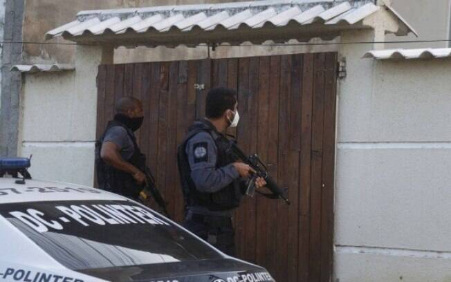 Policiais civis cumprem mandados de busca e prisão contra a milícia na Baixada Fluminense