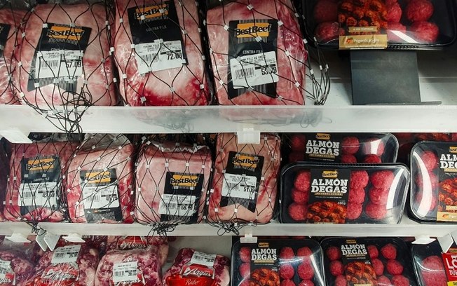 (Arquivo) Seção de carnes em um supermercado de Curitiba