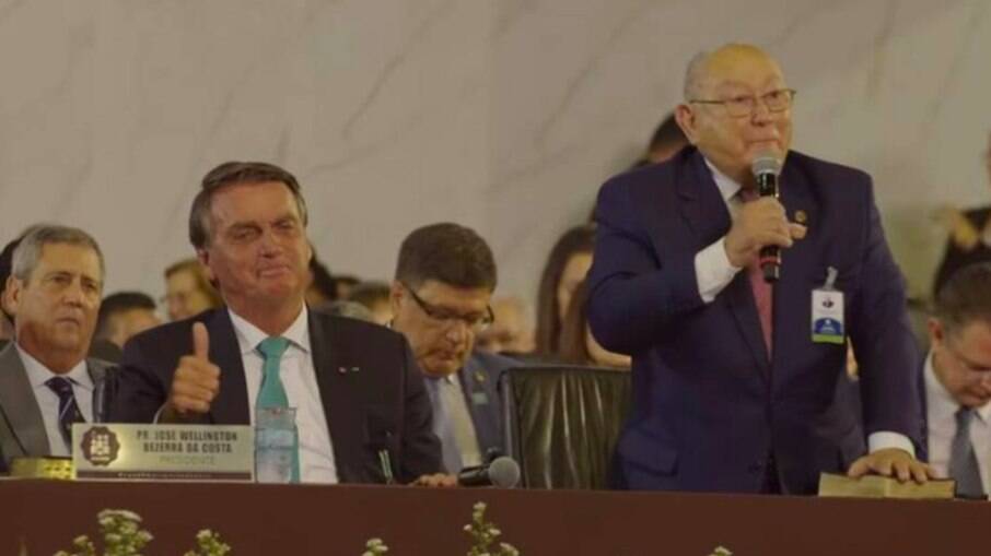 Bolsonaro gesticula ao lado do pastor José Wellington Bezerra Costa, presidente de honra da CGADB: pedido de voto em culto
