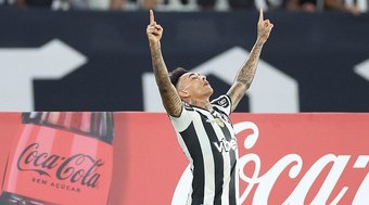 Botafogo%20tem%20expuls%C3%A3o%20e%20gol%20anulado%2C%20mas%20vence%20e%20segue%20na%20Liberta